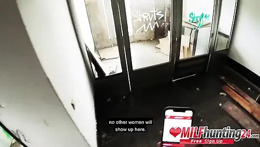 Orta yaşlı seksi kadın avcısı terk edilmiş bir ofis binasında sıska orta yaşlı seksi kadını sikiyor