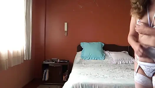 Karım televizyonda porno izlerken mastürbasyon yapıyor, sikişmesi gerekiyor, yarak istiyor