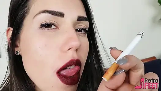 Muhteşem İtalyan kızdan yüz fetişi ve puro içiyor