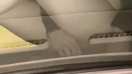 Arabanın hood üzerinde solo kadın mastürbasyon