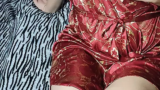 Kocam evde yokken Kore'nin parmakları yarağının yerini alıyor.