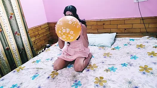 Sikimi balonları dolduran seksi sürtüğüne sokmak istiyorum