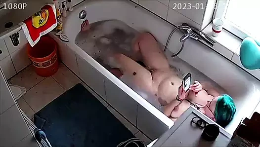 Yine küvette seks yaparken yakalandı