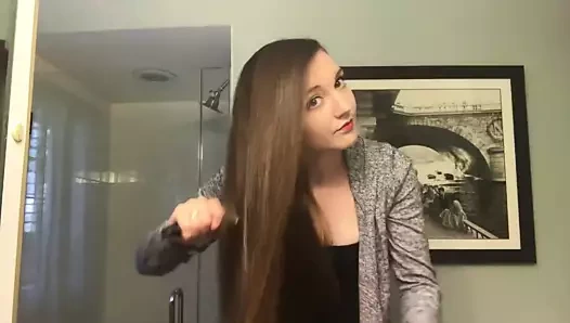 Seksi uzun saç fırçalama