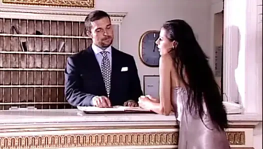 Otel müdürü güzel genç müşteriyi sikiyor