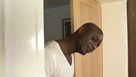 Tatlı kızıl saçlı üniversiteli genç kız büyük zenci yarağıyla sikiliyor ve sağıyor