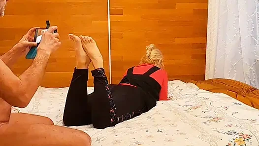 Güzel Sarışın Olgun Eş Ayak Tapınması ve Seksten Hoşlanır