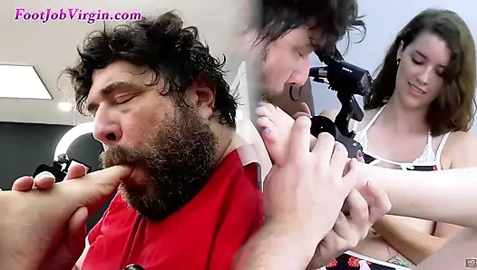 Sıska esmer ayak ortaya çıkarıyor, ayak parmaklarını emdiriyor ve yalıyor