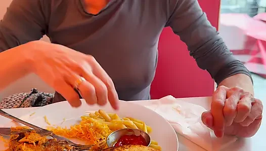 Tamamen dolgun üst giyen bir restoranda öğle yemeği yiyorum pirsingli meme uçlarımı ve seksi göğüslerimi teşhir ediyor