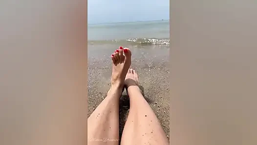Ayaklar deniz kenarında oynuyor