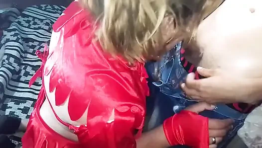 Beni emiyor ve ben onu seksi şeytana sokuyorum