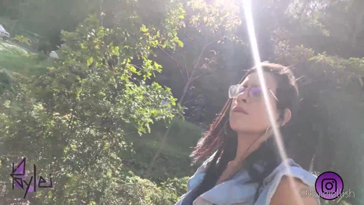 Parkta bir adamla tanıştım ve sonunda onu ormanda emdi ve becerdi!