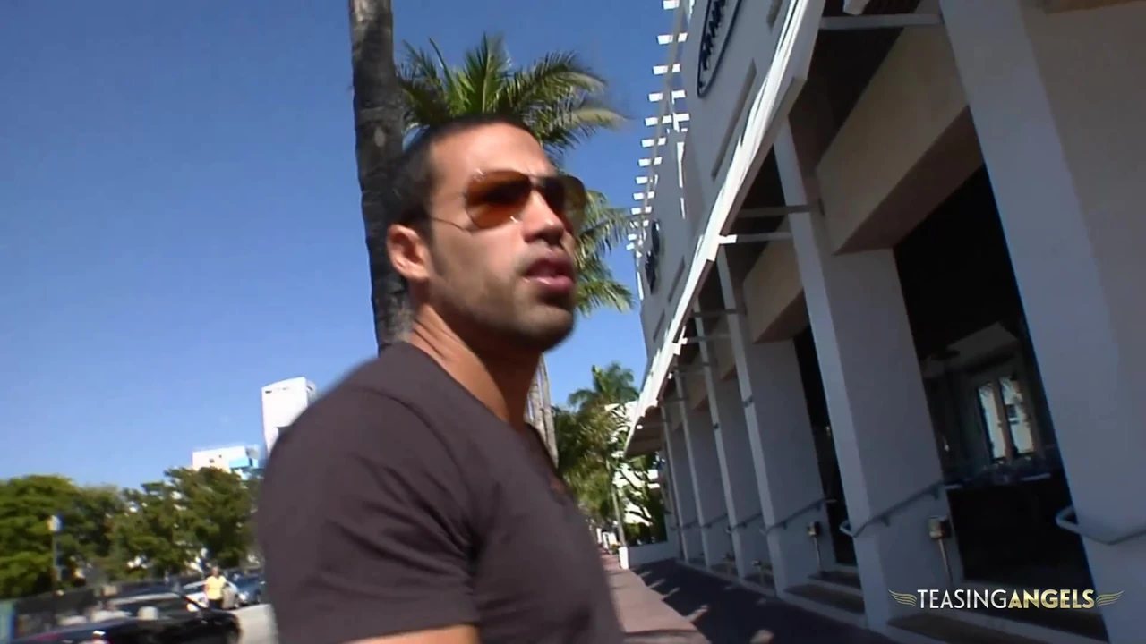 उसके लिए अतिरिक्त पैसे कमाने का एकमात्र तरीका बड़े की सवारी करना है