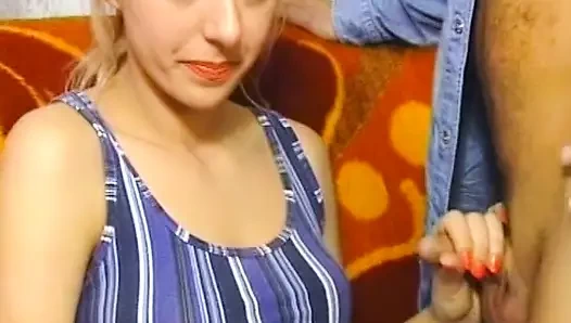 Çekici sarışın Alman genç kız yatakta sert sikiliyor