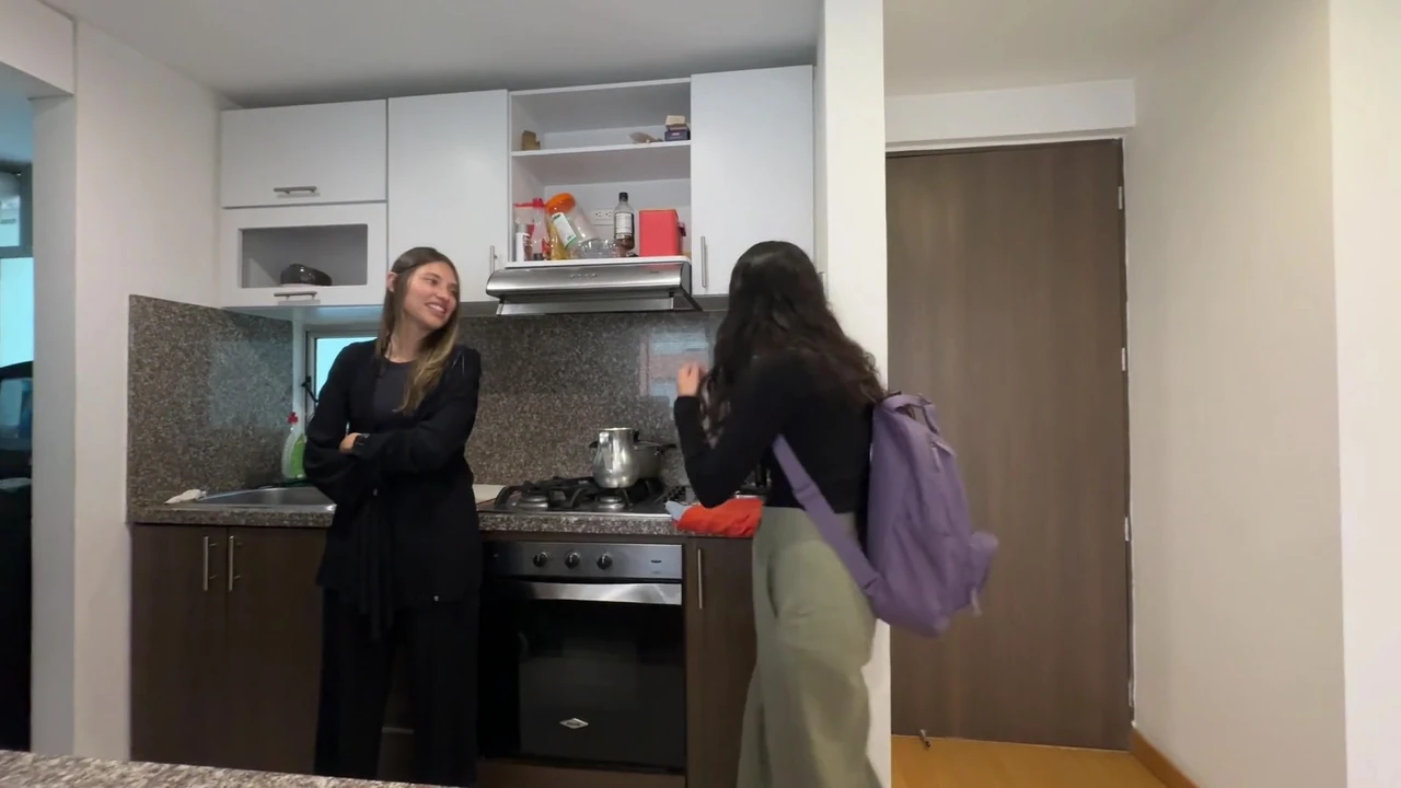 मेरा सबसे अच्छा दोस्त मेरी लेस्बियन कल्पना को पूरा करता है जबकि मुझे संदेह है कि मैं अपने पति के साथ गर्भवती हूं।