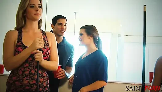 Sierra Miller bazı insanlar izlerken sikişiyor ve göğüsleriyle oynuyor