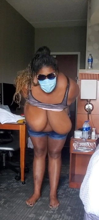 Büyük sallanan abanoz göğüsler