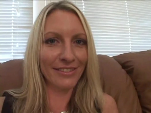 Milf emma harika bir vücuda sahip ve sevişmek için istekli