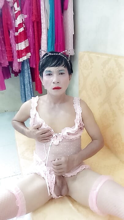 Transseksüel oanh le seksi iç çamaşırı giyiyor porno yarakla sikişmek için çok fazla zevk alıyor