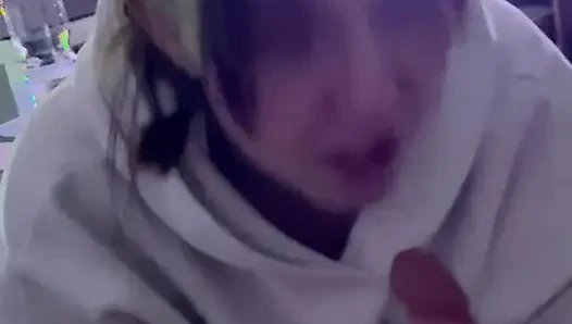 18 yaşında diz çökmüş, oral seks