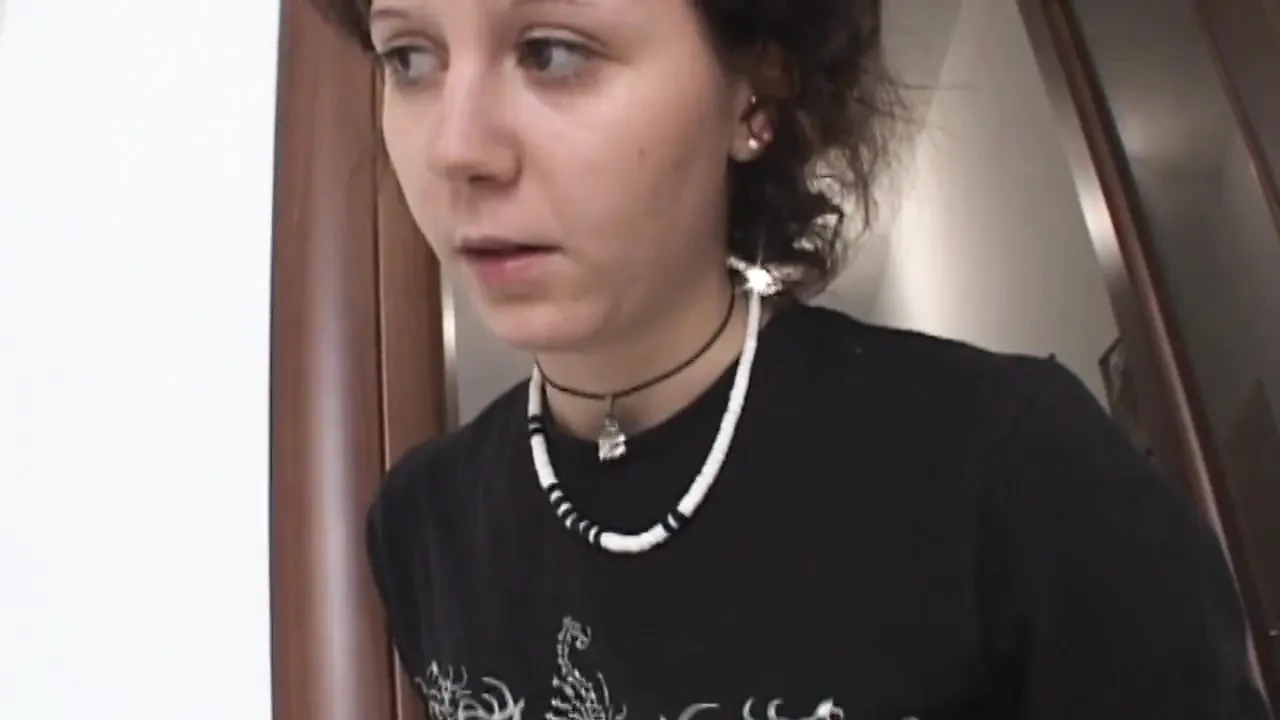 可爱的意大利熟女被一个年轻男孩搞砸了