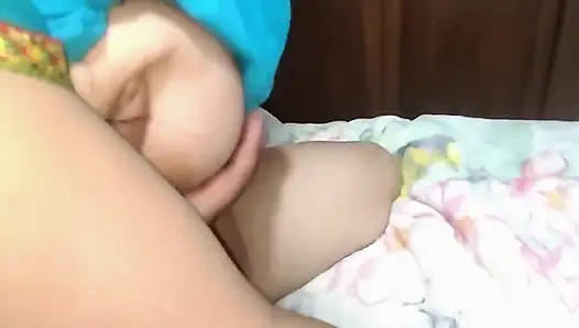 Arap Yarak Düşkünü Koca Karısını Arkadaşı Tarafından Sikilirken Filme Alıyor