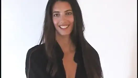 Semental buff obtiene su polla dura adorada por belleza morena
