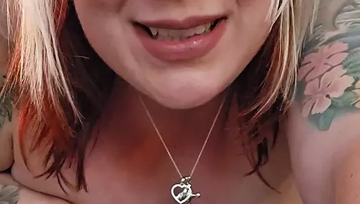 Orta yaşlı seksi kadın için yakın çekim amcık fışkırtıyor