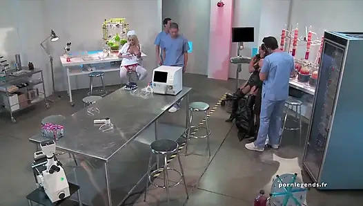 Isis Love, Breanne Benson ve Persia Pele üç uzun kilitli mahkumla sikişiyor