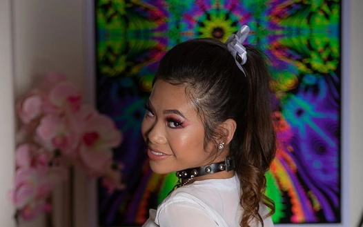 Vina Sky minik amını siktiriyor ve yüzü sırılsıklam!