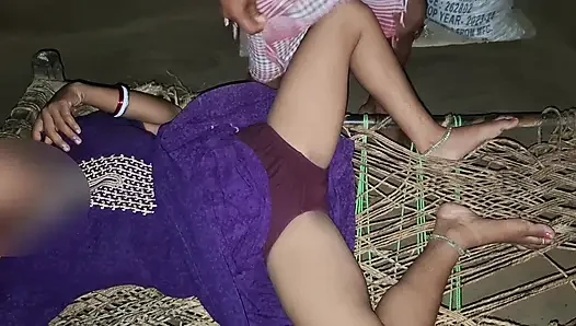 Hintli genç kız sert seks hayal ediyor