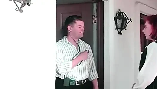 Kızıl saçlı güzel kadın tutkuyla yalanıyor