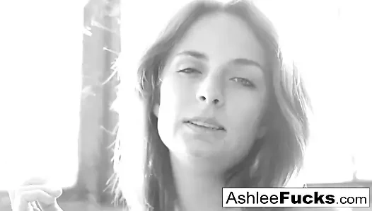 Busty ashlee graham sigara içerken onu doğal olarak gösteriyor