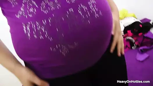 doyumsuz hamile sarışın alır KEDİ dolu