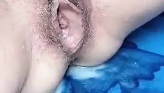 Olgun sürtük büyük bir fışkırtma yapıncaya kadar büyük kıllı amında yeni bir büyük oyuncak deniyor