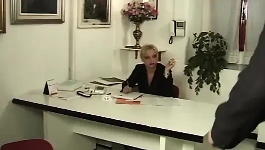 Azgın orta yaşlı seksi kadının iş görüşmesi ıslak anal sikişle bitiyor