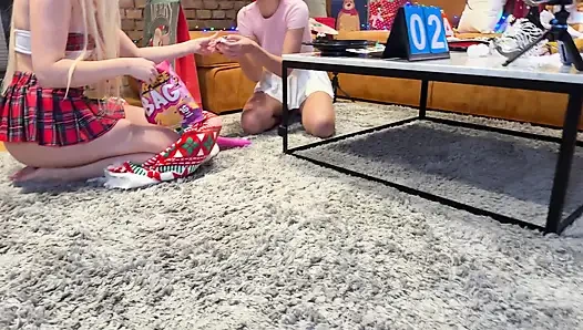 İki kız bir adam birçok hediye ve cfnm elle muamele meydan okuması ile mini bir rulet oyunu