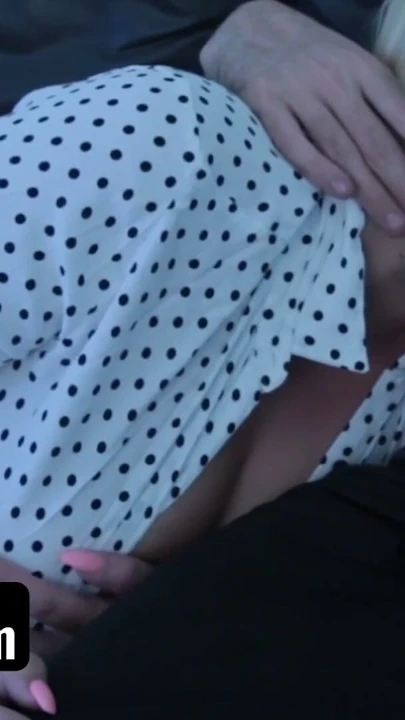 Pervmom - büyük memeli sarışın orta yaşlı seksi kadın eteğini yukarı çekiyor ve azgın adamın dilini amına sokmasına izin veriyor | Klip 2