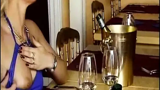 Büyük götlü sarışın Alman genç erkek avcısı ev hanımı canavara biniyor