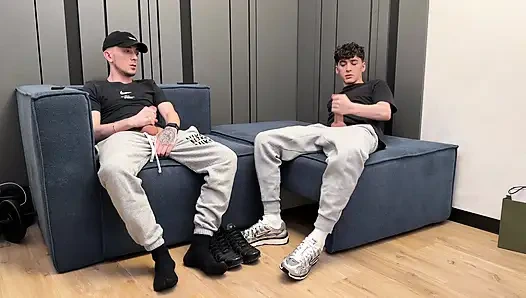 İki adam birlikte mastürbasyon yapıyor