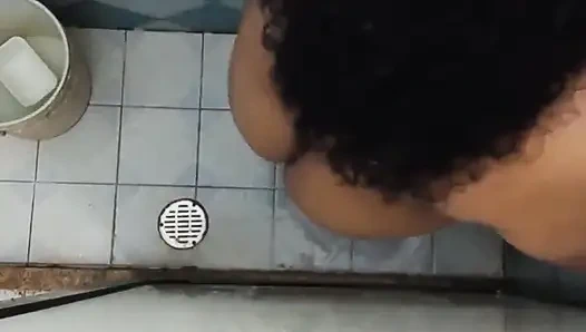 Cep telefonumu baldızımın banyosuna koydum ve o fark etmeden kaydettim