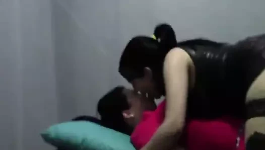 Latin lezbiyen yalama yüz