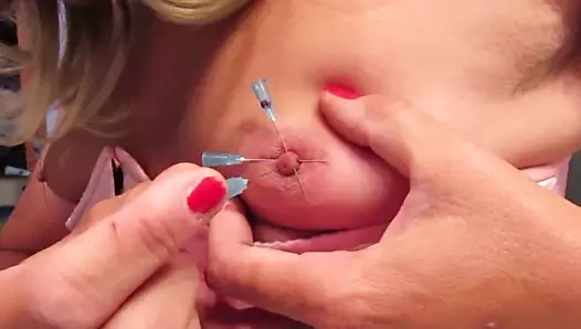 Korkak koyarak iğneler içinde ona kendi meme uçları 2