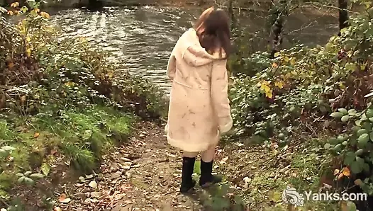 İri göğüslü amatör Amber açık havada mastürbasyon yapıyor