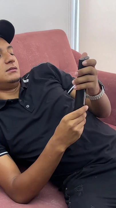 Uzaktan kumandayı seksi arkadaşımdan gizledim