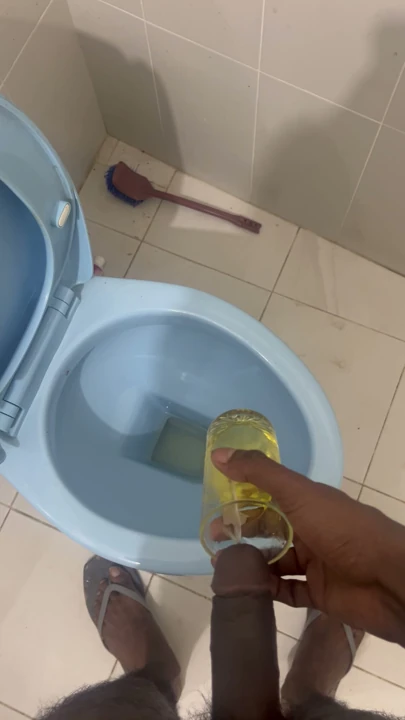 Sri Lankalı Oğlan Çişiyor 😋