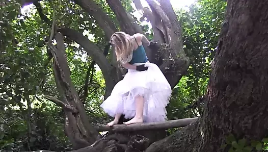 Çılgın sürtük bir ağaca tırmanıyor ve çılgınca amını dalda ovuyor