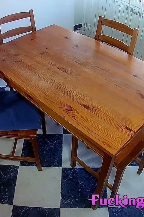 İtaatkar ince hizmetçi şaplak atıyor ve sikiliyor - birçok sahne