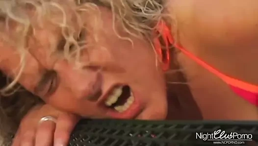 Sarışın kaltak havuz çocuğu