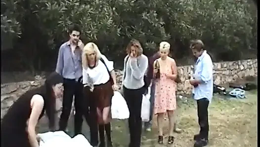 Tatillerde bir grup eş değiştiren arkadaş için açık havada ateşli grup seks partisi